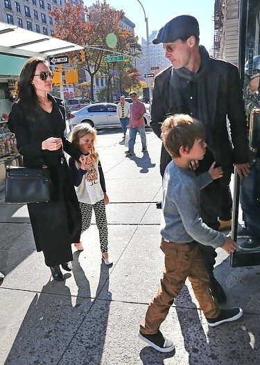  Анджелина Джоли и Брэд Питт со своими детьми