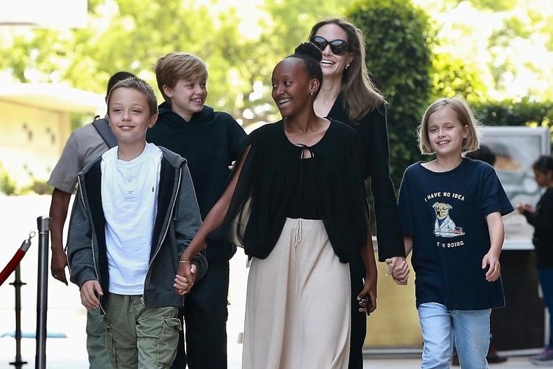  Анджелина Джоли со своими детьми