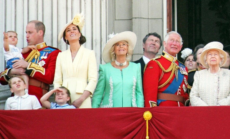 Принц Уильям и Кейт Миддлтон со своими детьми, Камилла Паркер-Боулз, принц Чарльз и Елизавета II