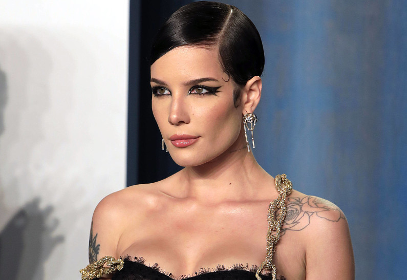 Певица Холзи появилась на «Грэмми» через несколько дней после крайне тяжелой операции