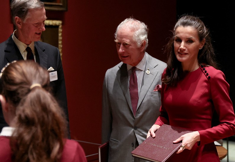 Королева Летиция получила особо нежный прием от принца Чарльза. Фото!