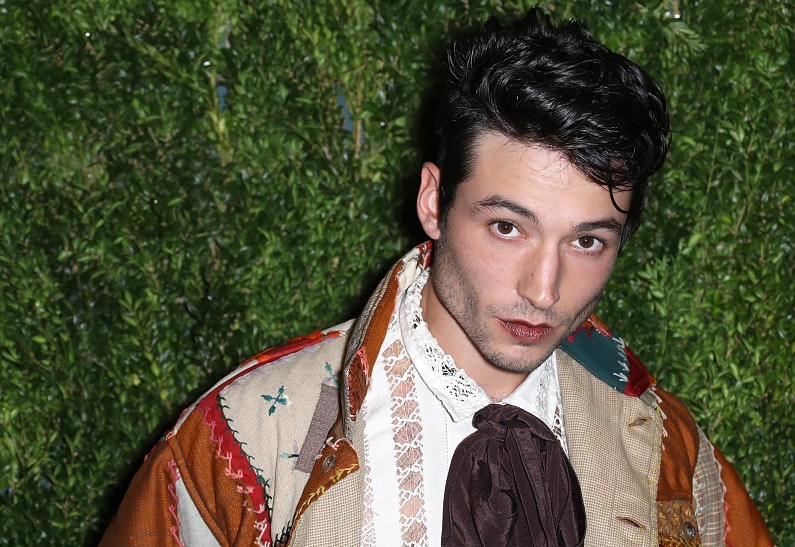 Очередная «отмена» в Голливуде: киностудия Warner Bros. отстранила актера Эзру Миллера от съемок