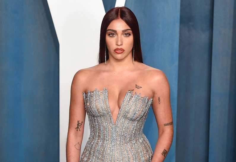 Бодипозитив в действии: дочь Мадонны раскритиковали за съемку в рекламе белья