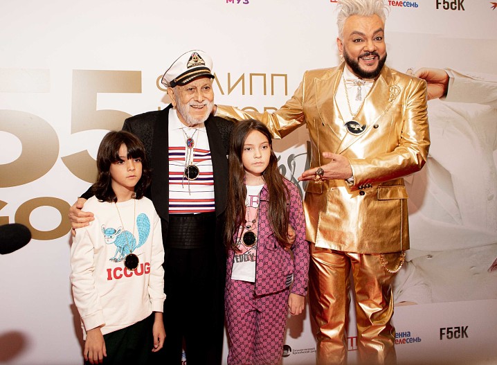 Филипп Киркоров с отцом, Бедросом Киркоровым, и детьми, Мартином и Аллой-Викторией