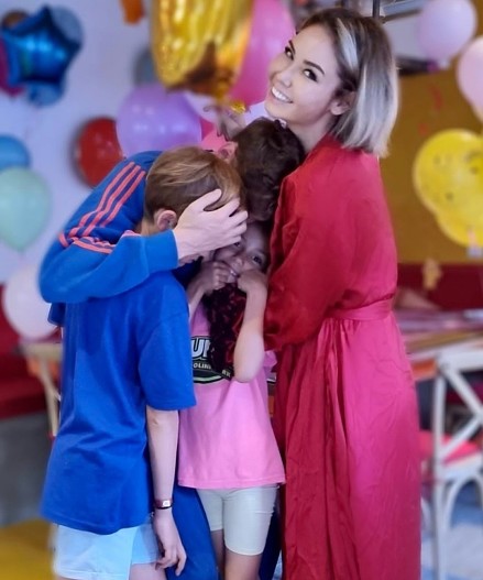 Павел Воля и Ляйсан Утяшева с детьми