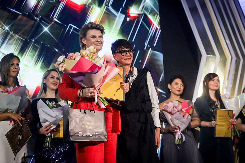 Победитель премии «Главные женщины 2021» по итогам голосования жюри Ольга Изранова и Ирина Хакамада