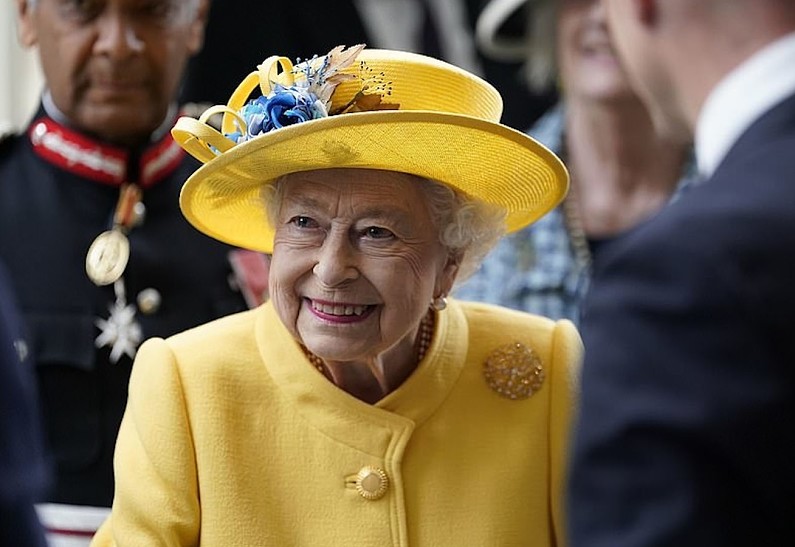 В добром здравии: Елизавета II посетила открытие линии метро, названной в ее честь