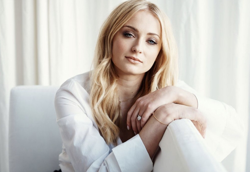 «Эмпатия возросла»: Софи Тернер рассказала, как материнство повлияло на ее актерскую карьеру