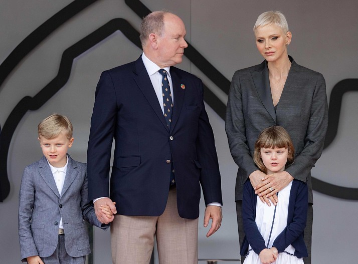 Князь и княгиня Монако Альбер II и Шарлен с детьми