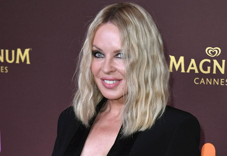 Колготки астындағы порнофотосуреттер