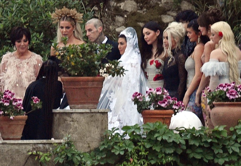 В готическом стиле: какие наряды выбрали Ким Кардашьян и ее сестры на свадьбу Кортни Кардашьян и Трэвис Баркера? Фото!