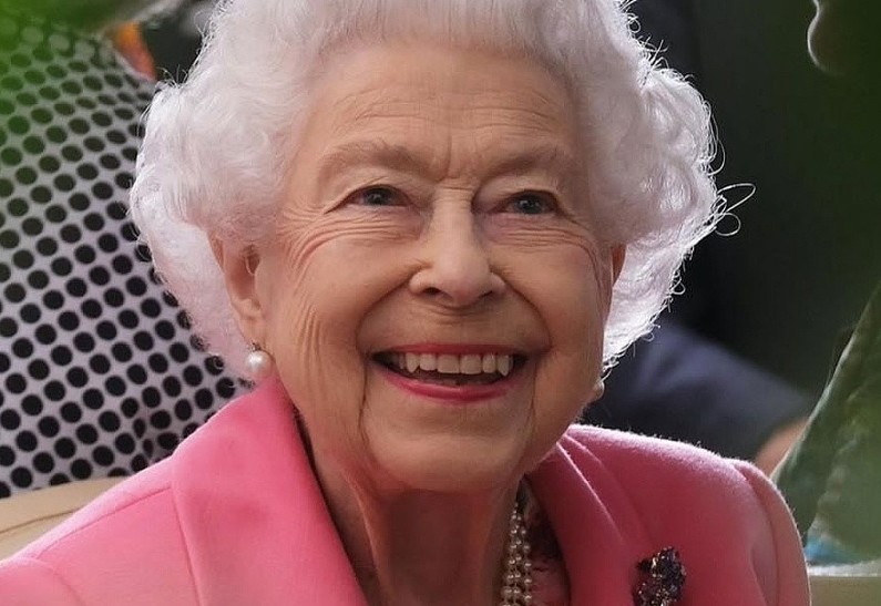 Снова в строю: Елизавета II появилась на мероприятии в Челси на роскошном гольф-мобиле. Фото!