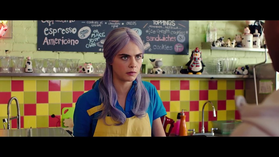 Кара Делевинь, кадр из фильма «Жизнь за год»