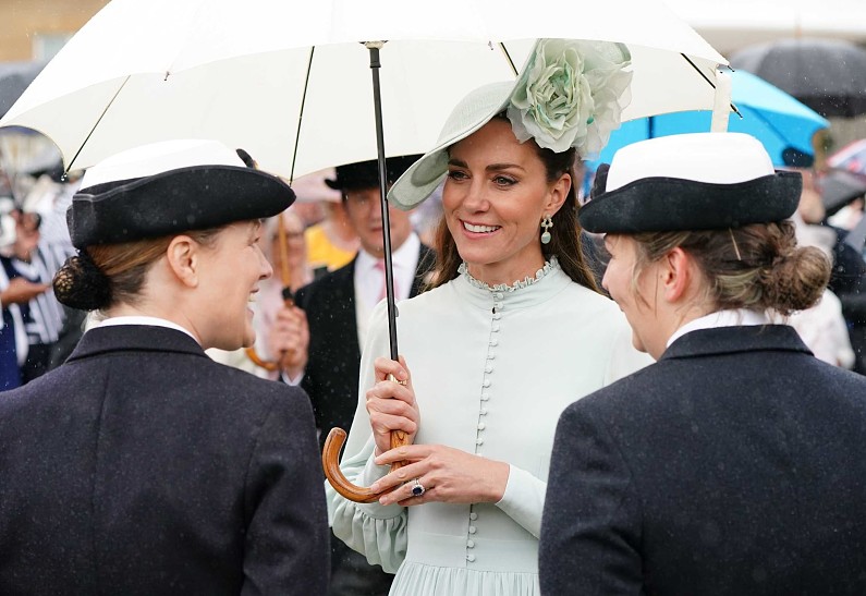 Кейт Миддлтон продолжает появляться вместо Елизаветы II на официальных мероприятиях. Новый выход герцогини!