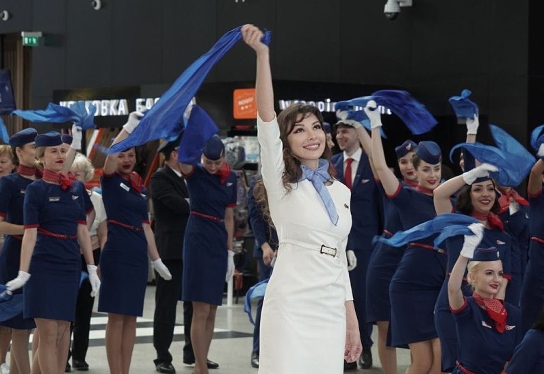 В аэропорту Шереметьево состоялся патриотический флешмоб «Синий платочек Победы»