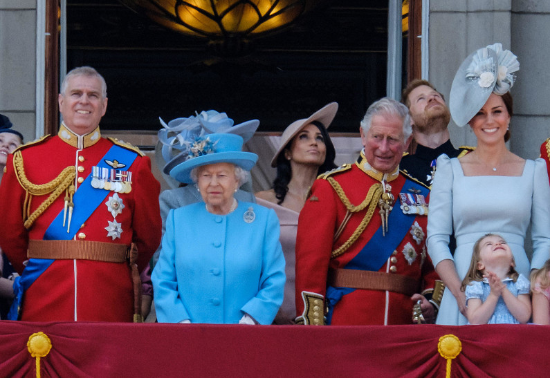 Елизавета II запретила принцу Гарри, Меган Маркл и принцу Эндрю выходить на балкон Букингемского дворца во время празднования юбилея ее правления