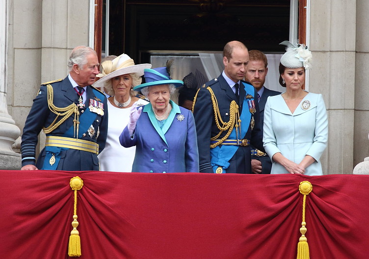 Принц Чарльз, герцогиня Камилла Корнуолльская, королева Елизавета II, Меган Маркл, принц Уильям, принц Гарри, Кейт Миддлтон