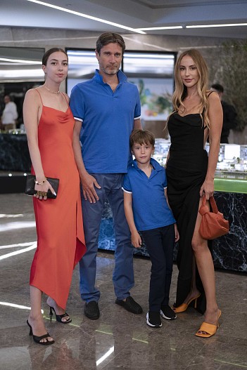 Михаил Кучмент с женой Миланой Королевой и детьми Дашей и Лео