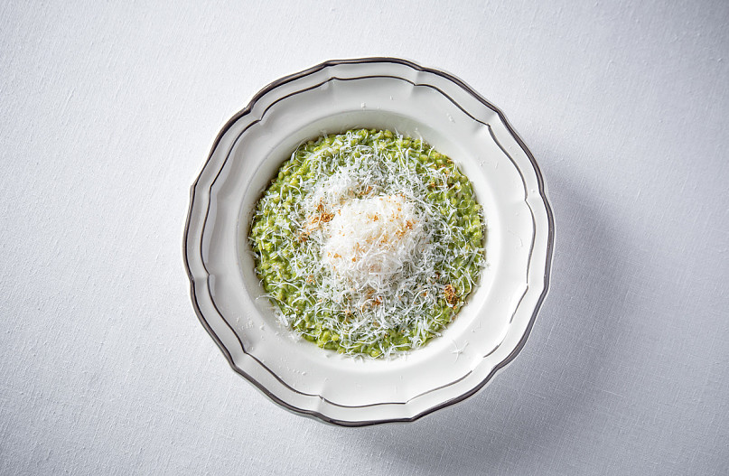 Зеленая греча с яйцом пашот и пикантным пармезаном.