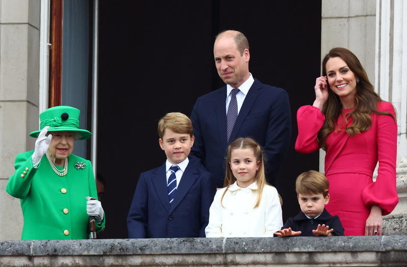 Елизавета II, принц Уильям и Кейт Миддлтон со своими детьми