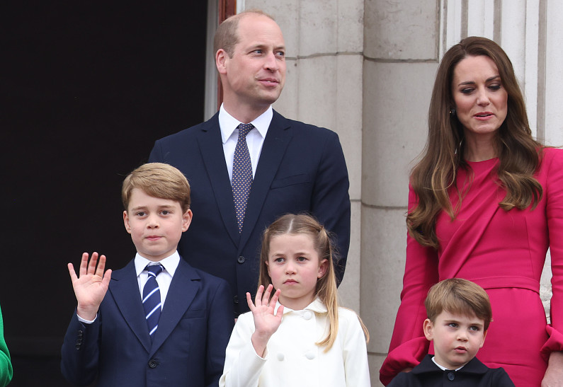 Принц Уильям и Кейт Миддлтон с детьми покидают Кенсингтонский дворец