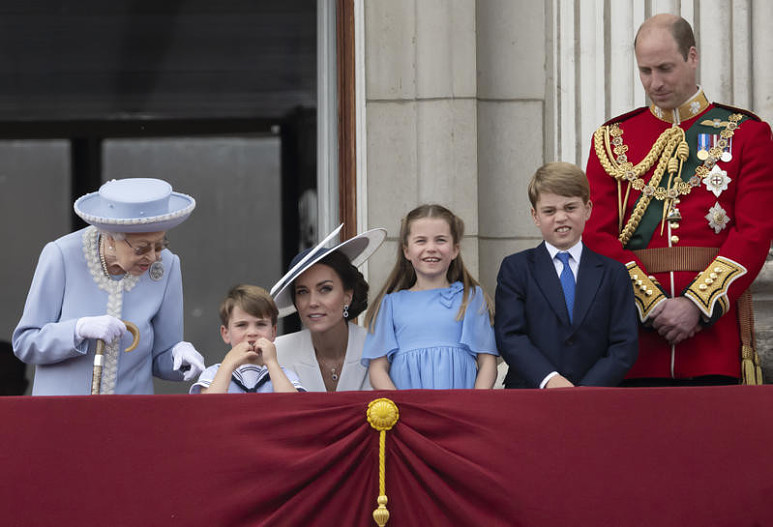 Елизавета II, Кейт Миддлтон и принц Уильям со своими детьми