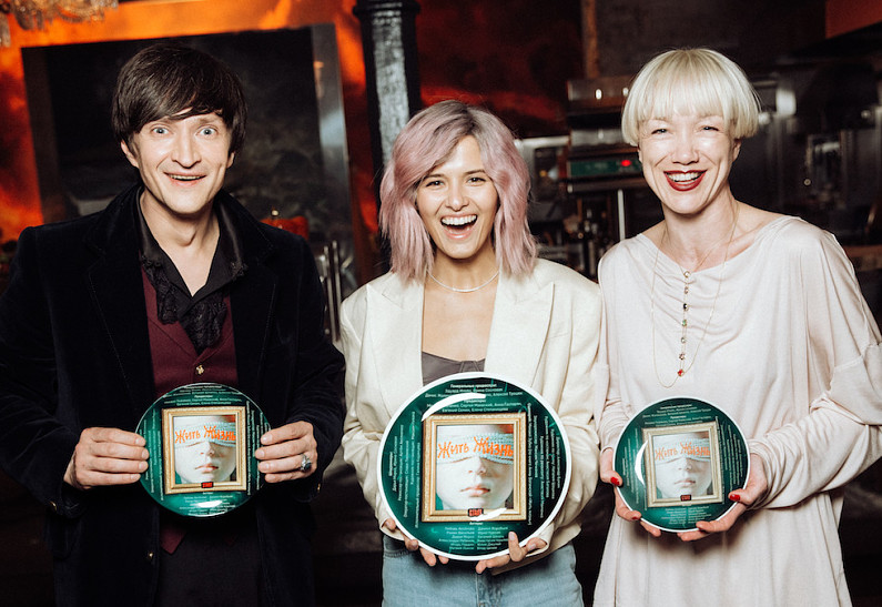 Любовь Аксенова, Юрий Чурсин, Дарья Мороз и другие на съемочной площадке сериала «Жить жизнь»