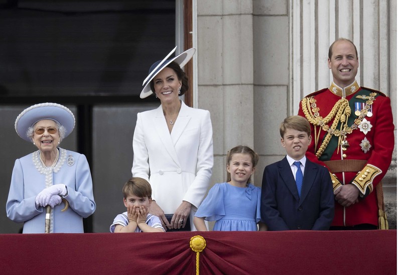 Кейт Миддлтон и принц Уильям с детьми появились на балконе Букингемского дворца вместе с Елизаветой II. Фото!