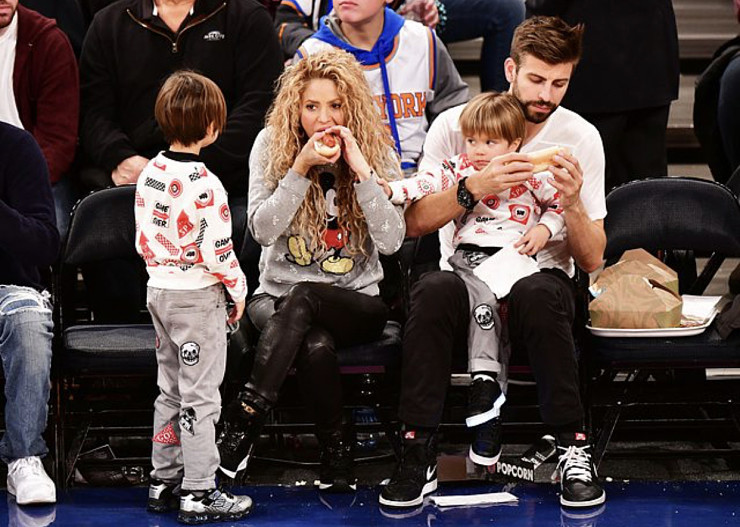 Шакира и Жерар Пике с детьми