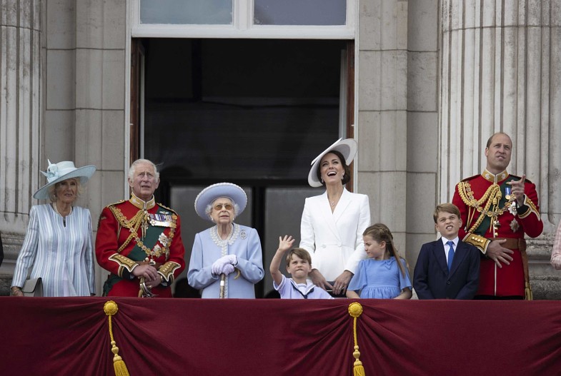 Принц Чарльз с супругой Камиллой, королева Елизавета II, Кейт Миддлтон и принц Уильям с детьми