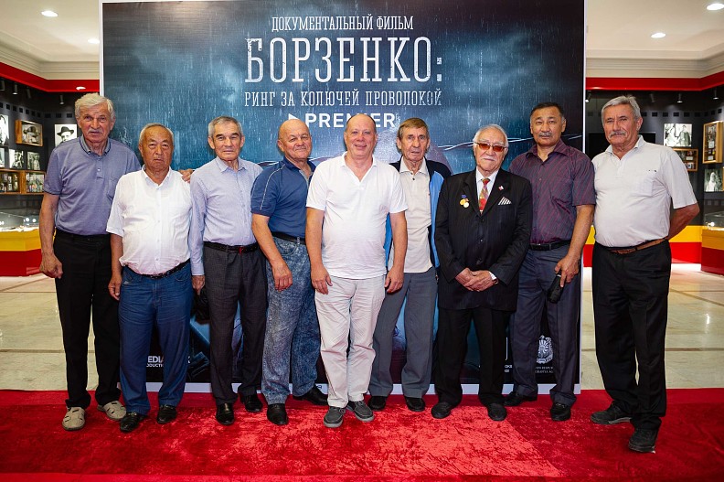 Андрей Андреевич Борзенко с гостями премьеры