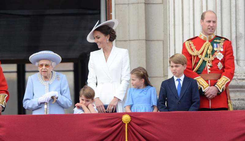 Елизавета II, Кейт Миддлтон и принц Уильям со своими детьми