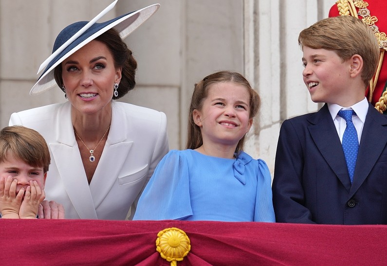 Дети Кейт Миддлтон и принца Уильяма впервые прокатились в карете. Но всё прошло не так гладко!