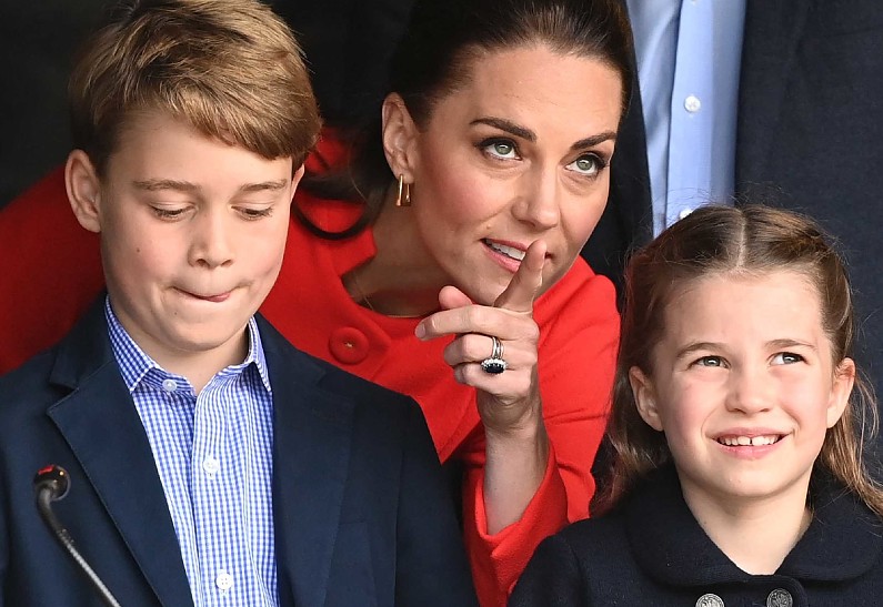 Новый выход: Кейт Миддлтон и принц Уильям с детьми посетили Уэльс. Фото!