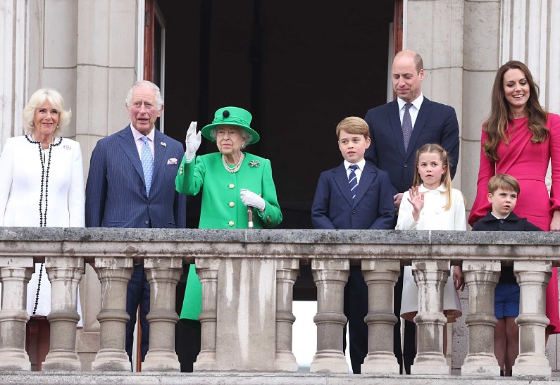 Семья в сборе: Елизавета II вновь вышла на балкон Букингемского дворца с Чарльзом, Камиллой, Уильямом, Кейт и их детьми. Фото!