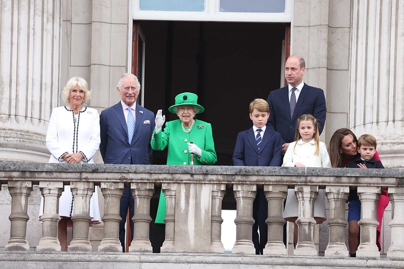Принц Чарльз с супругой, герцогиней Камиллой, королева Елизавета II, принц Уильям и Кейт Миддлтон с детьми