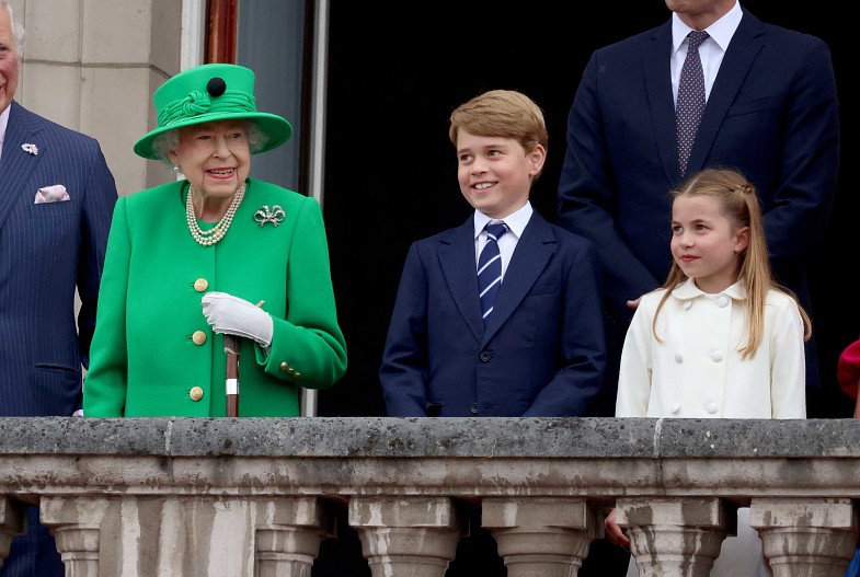 Королева Елизавета II, принц Джордж и принцесса Шарлотта