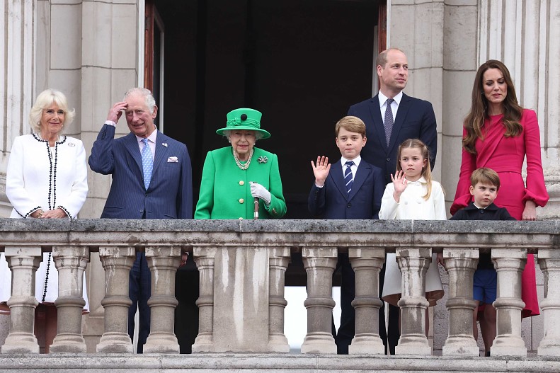 Принц Чарльз с супругой, герцогиней Камиллой, королева Елизавета II, принц Уильям и Кейт Миддлтон с детьми