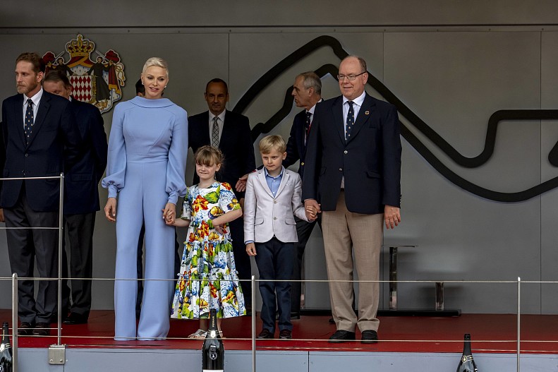 Принцесса Шарлен и принц Альбер с детьми
