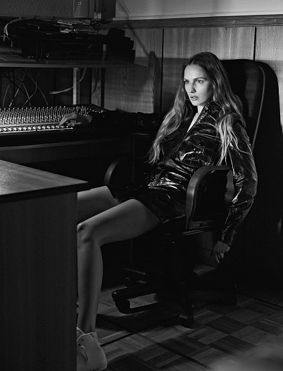 На Марусе: бомбер, юбка — всё Dior, кеды Saint Laurent (ЦУМ), серьги, кольца — всё Mercury