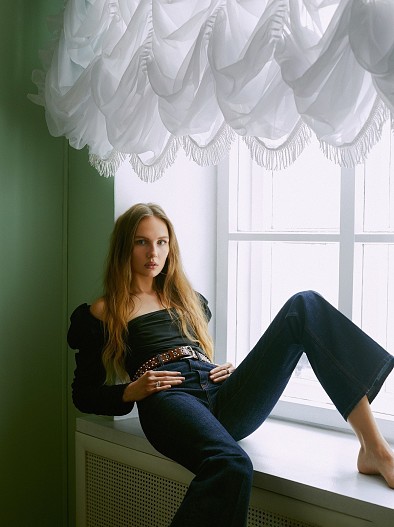 На Марусе: топ Khaite (ЦУМ), джинсы Dior, ремень Isabel Marant («Крокус Сити Молл»), серьги, кольца — всё Mercury  