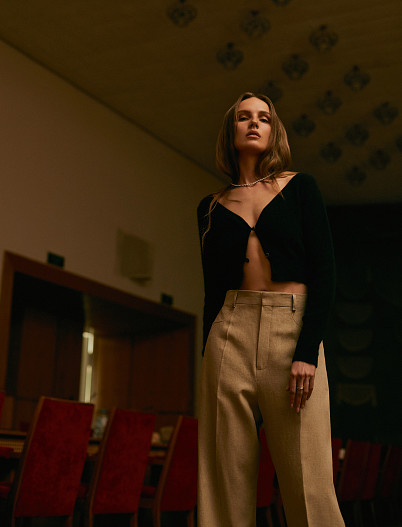 На Марусе: кардиган, брюки — всё Jacquemus (ЦУМ), колье, кольца — всё Mercury