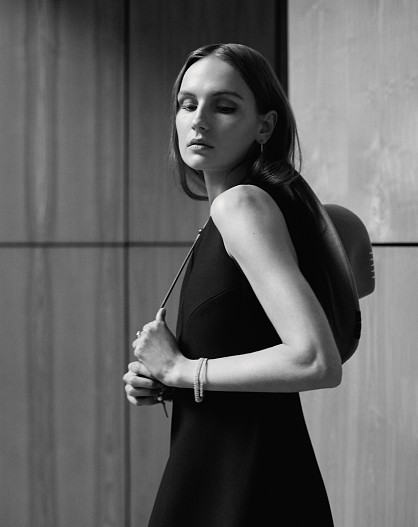 На Марусе: платье Dior, шляпа Cocoshnick Headdress, серьги, кольца, браслеты — всё Mercury