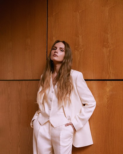 На Марусе: жакет, жилет, брюки — всё Charuel, шляпа Cocoshnick Headdress, босоножки Stuart Weitzman, серьги, кольца — всё Mercury