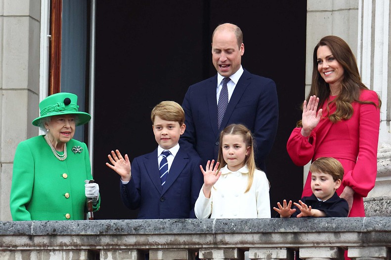 Королева Елизавета II, принц Уильям и Кейт Миддлтон с детьми