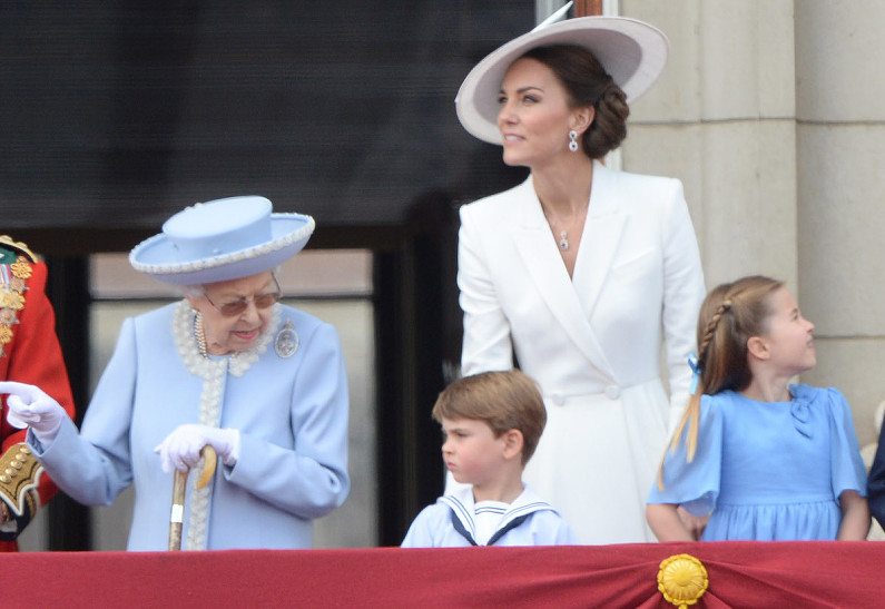 Уже не секрет: стало известно, о чём шепталась Елизавета II с маленьким принцем Луи на балконе Букингемского дворца