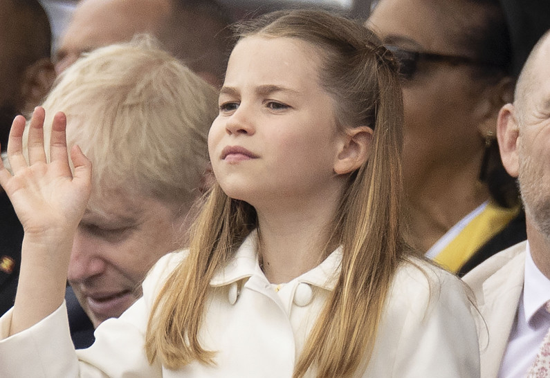 Вся в маму: принцесса Шарлотта проявляет трогательную заботу о своих королевских родственниках