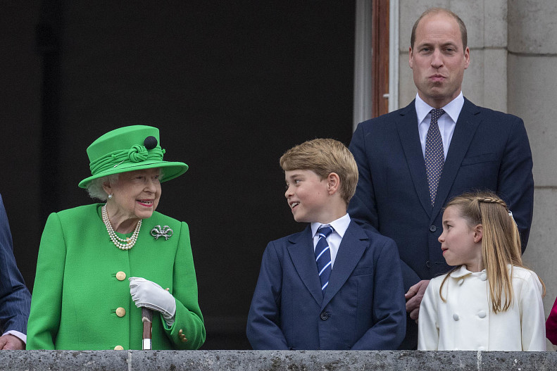 Королева Елизавета II, принц Джордж, принцесса Шарлотта, принц Уильям