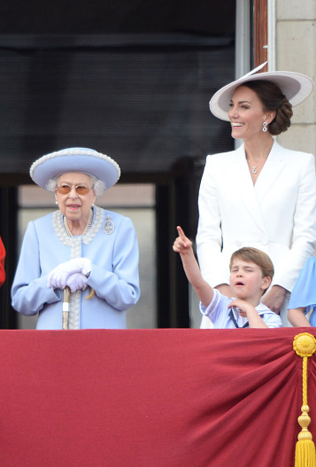 Королева Елизавета II, принц Луи, Кейт Миддлтон