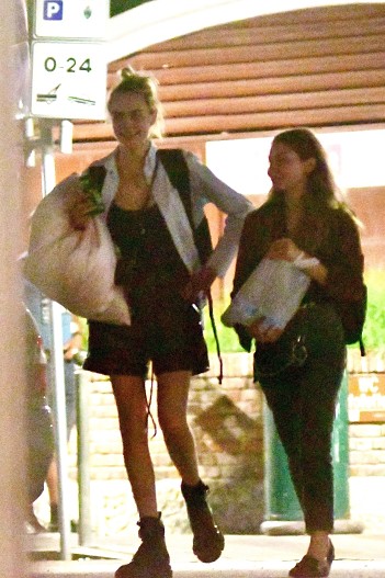 Кара Делевинь с подругой